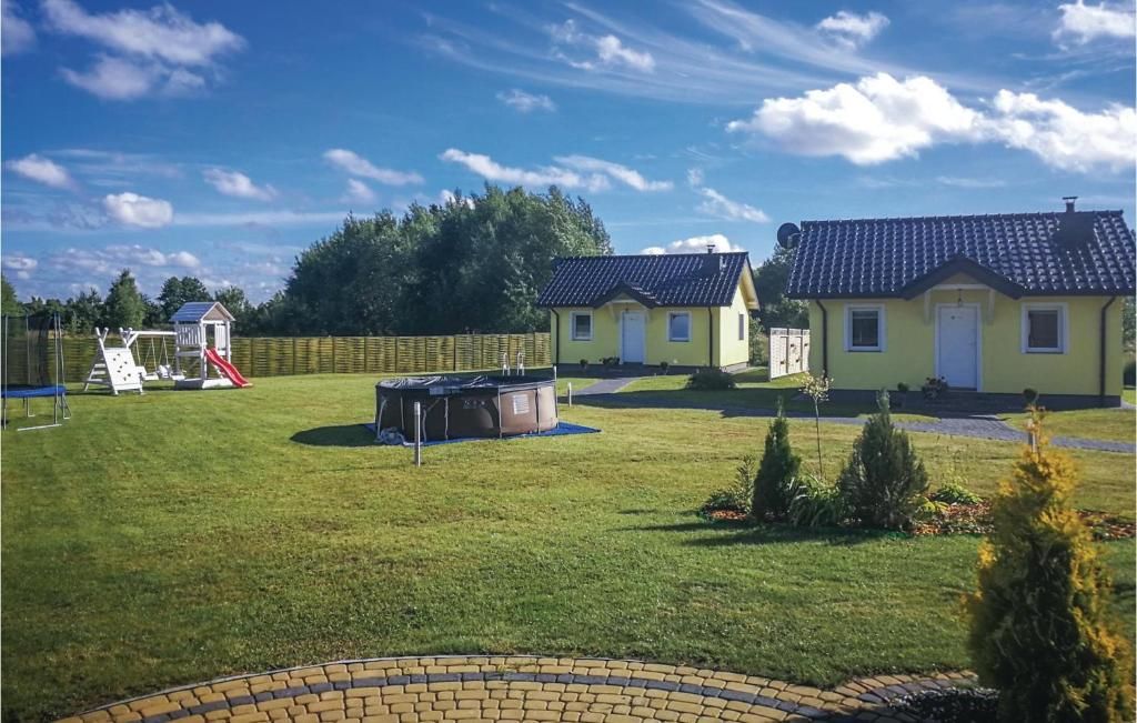 Дома для отпуска Two-Bedroom Holiday Home in Dabki Домбки